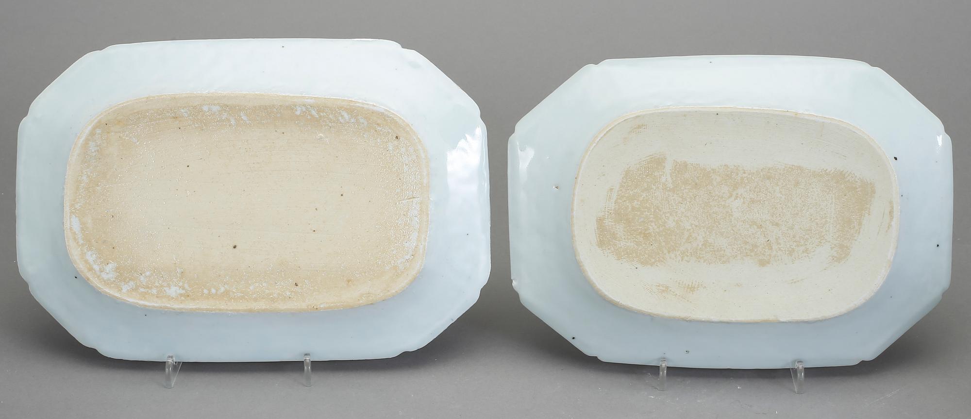 STEKFAT, 2 st samt TALLRIK, porslin, Kina, 1700/1800-tal.