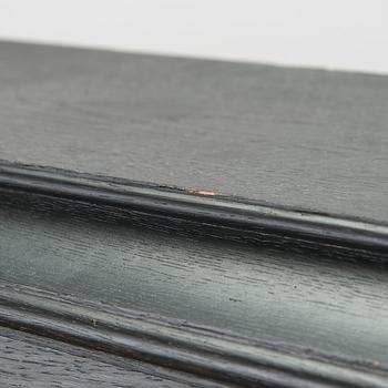 Vitrinskåp, 1900-talets första hälft.