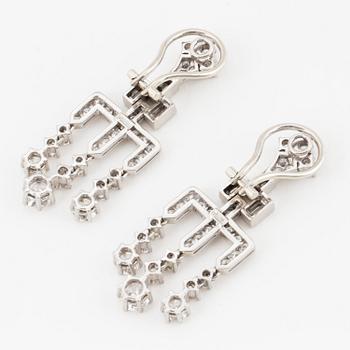 Ett par örhängen med runda briljant- och baguetteslipade diamanter.