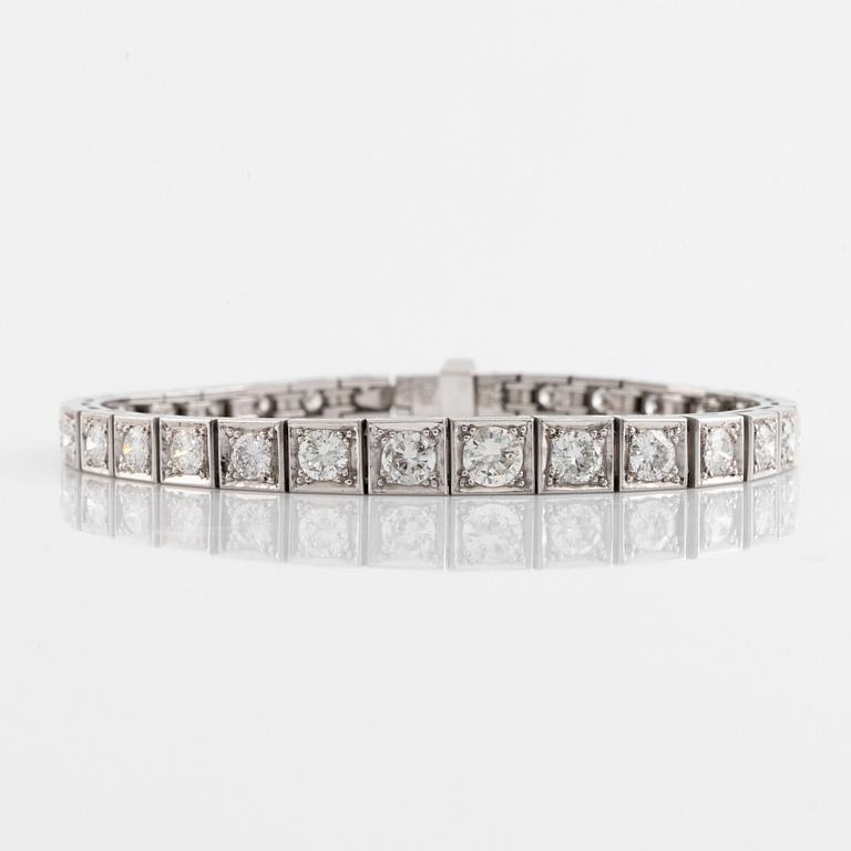 An 18K white gold bracelet set with round brilliant-cut diamonds.