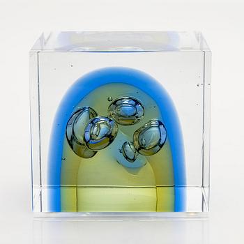 Oiva Toikka, an annual glass cube, signed Oiva Toikka Nuutajärvi 2007, 172/2000.