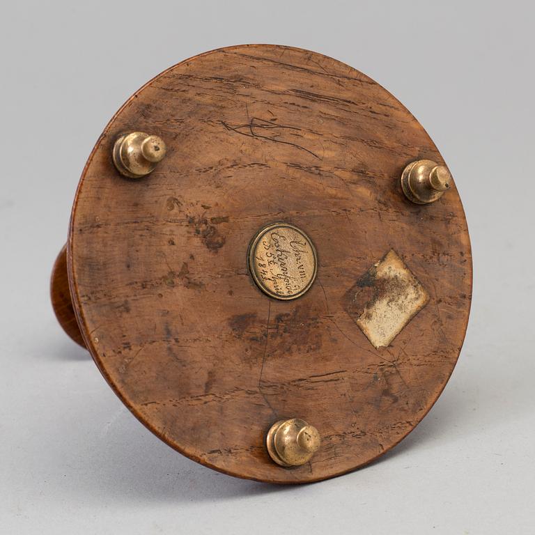 TRÅDRULLEHÅLLARE, trä och mässing, daterad 1843.