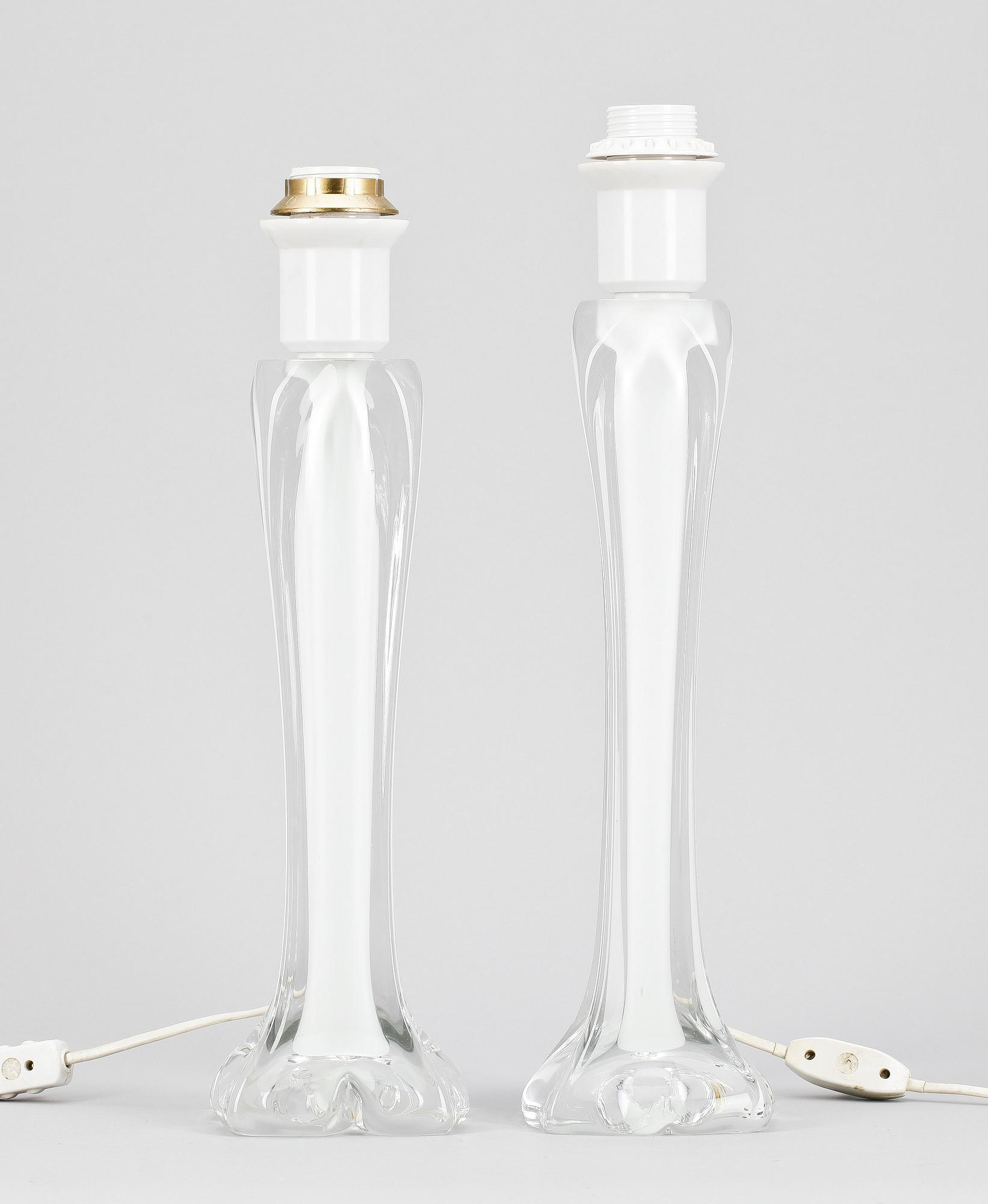 BORDSLAMPOR, ett par, snarlika, glas, sign. Flygfors, 1900-talets mitt.