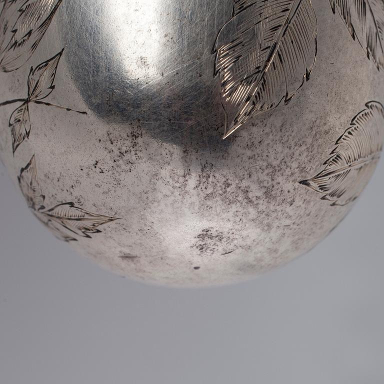 DEKORATIONSÄGG, silver, märkt А.Л (A.L) S:t Petersburg 1882-1899. Tot. vikt 126,5 g.