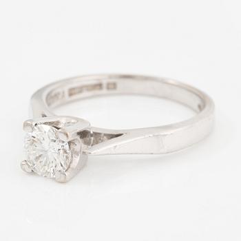 Ring 18K white gold set with a round brilliant-cut diamond.