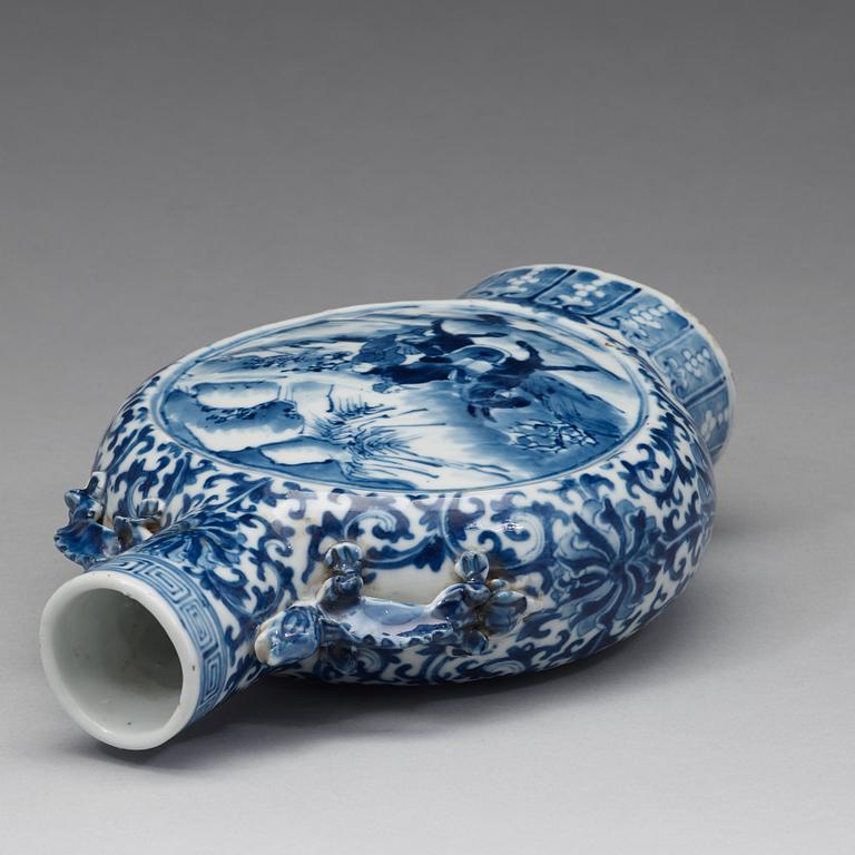 A blue and white moonflask, Qing dynasty, 19th Century.