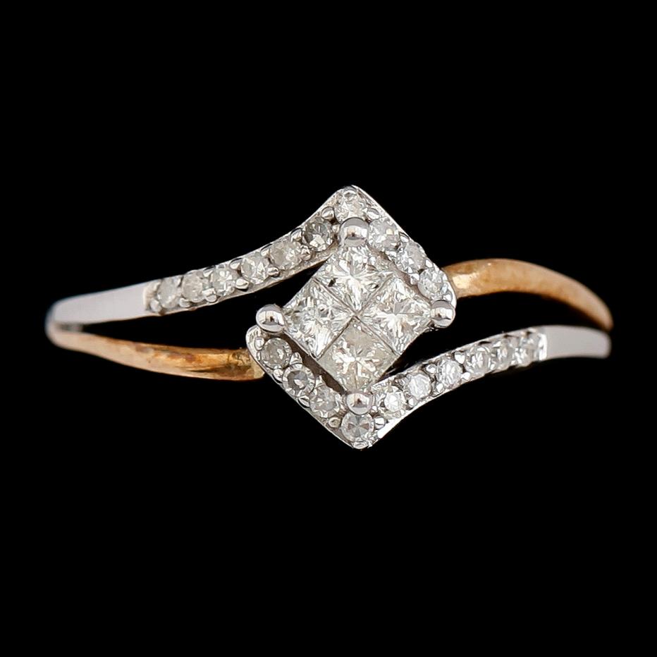 RING, 10 K tvåfärgat guld, princess- och briljantslipade diamanter tot ca 0.33 ct. Vikt ca 2,7 g.