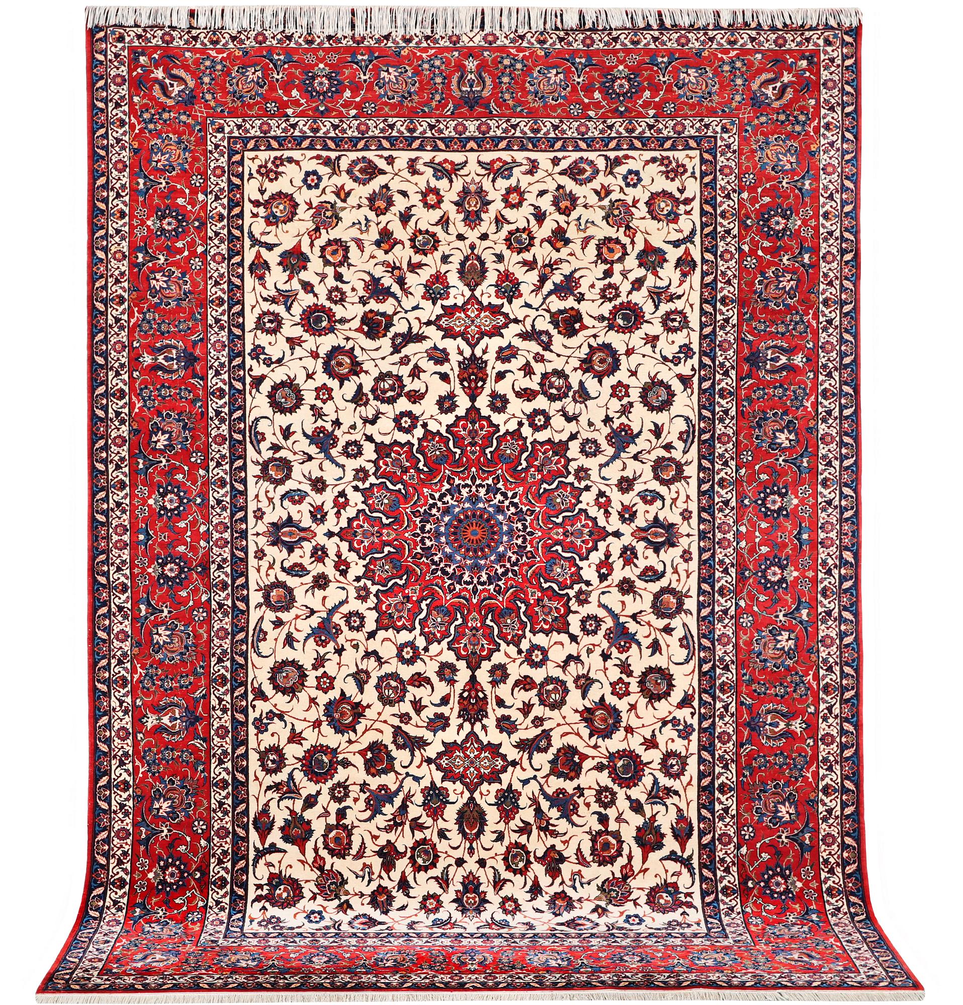 An Esfahan carpet, c. 320 x 208 cm.