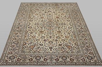 A carpet, Kashan, ca 298 x 199 cm.