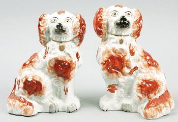 FIGURINER, ett par. Flintgods. Staffordshire-stil. 1800/1900-tal.