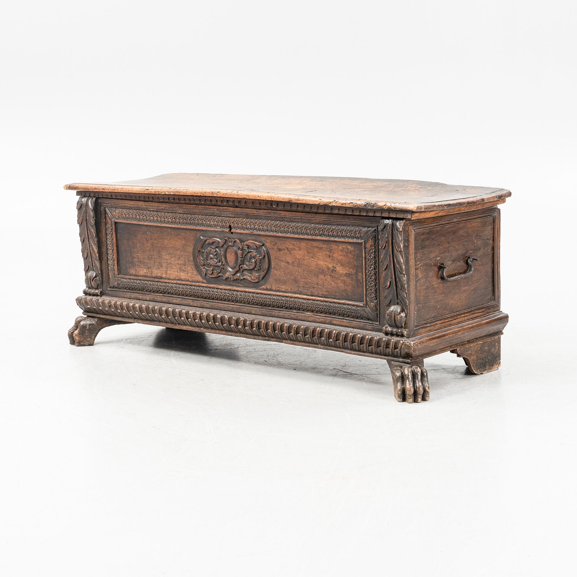 Cassone, Italy, carved decoration, 17th/18th century.