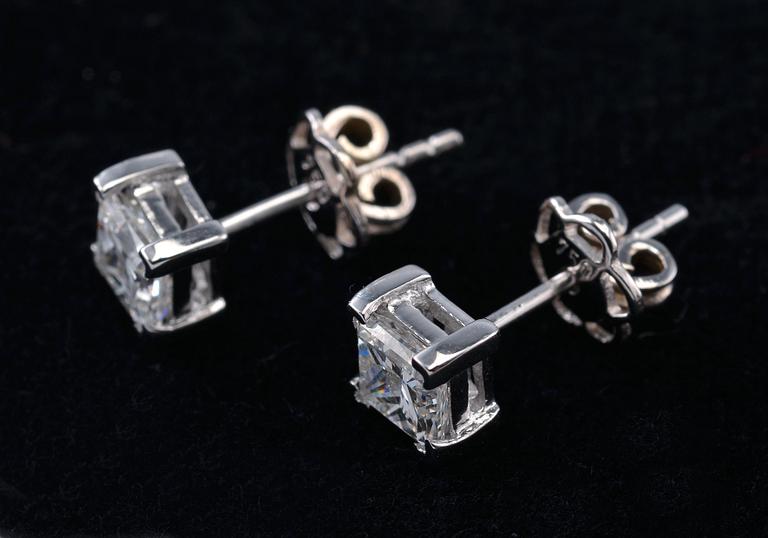 KORVAKORUT, prinsesshiottuja timantteja 1.40 ct. F/vvs 1-2. Lasermerkitty ID nro. GIA sertifikaatti.