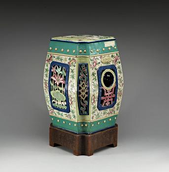 An 'enamel on copper' imitating ceramic garden seat, Qing dynasty, ca 1800.