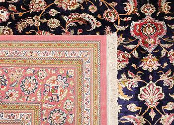 Matta, Ghom, silke, ca 340 x 239 cm.