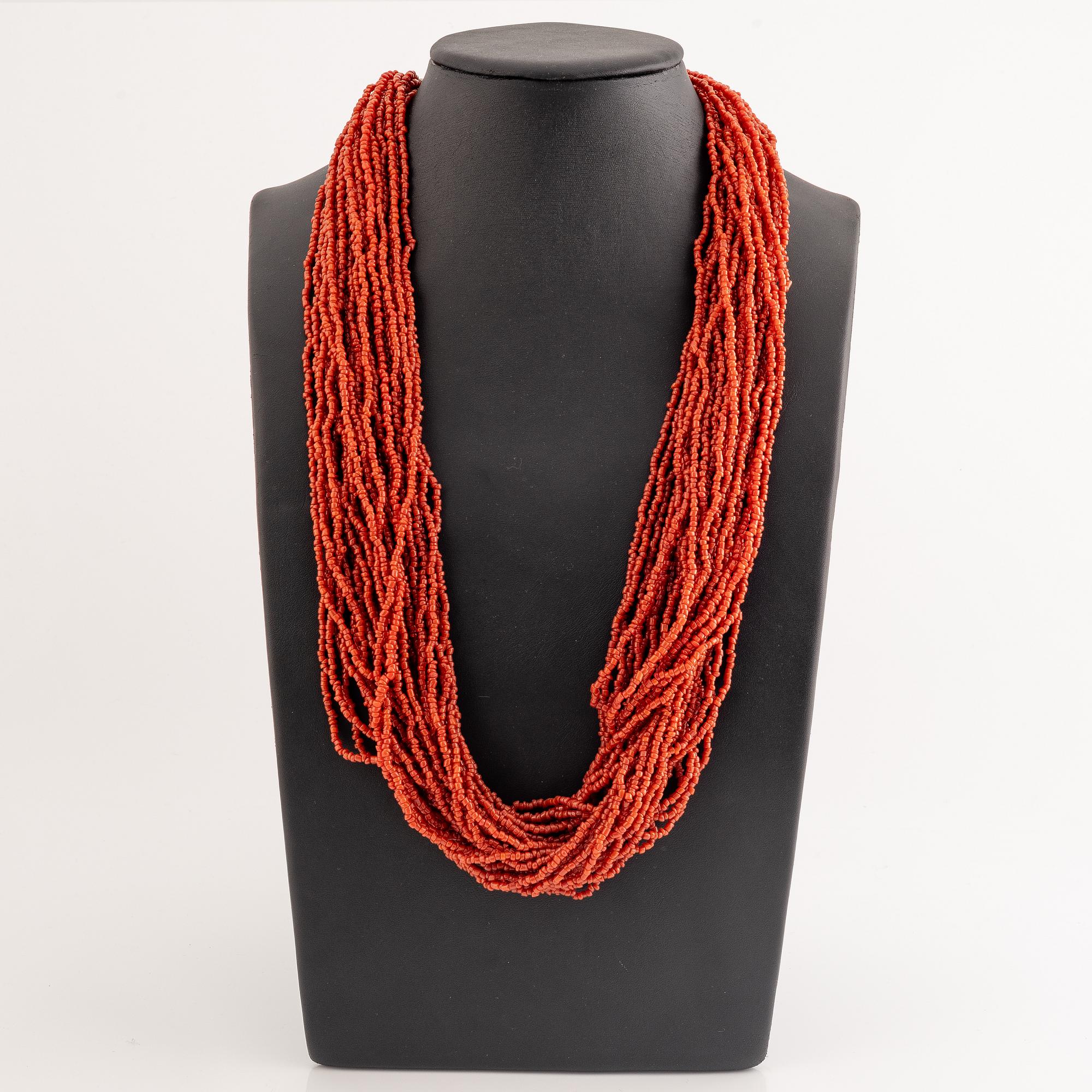 Collier, flerradigt med korall.