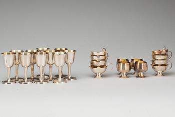 PUNSCHMUGGAR och SNAPSGLAS, 22 delar, silver, 1900-talets andra hälft. Tot vikt 999 g.