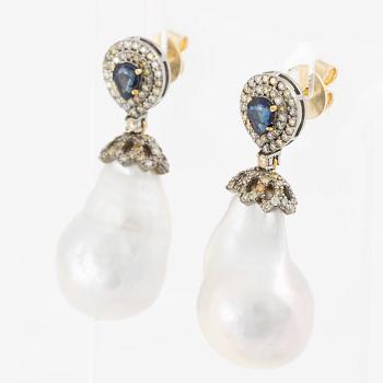 Earrings with baroque-shaped cultured pearls, sapphires, and brilliant-cut multi-coloured diamonds.