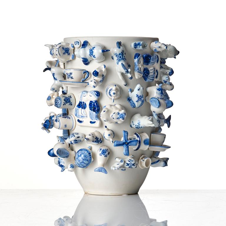 Carla Peters, Wonderable, a 'Souvenir Holland' porcelain vase, Pols Potten, Thailand 21st century, no 076.