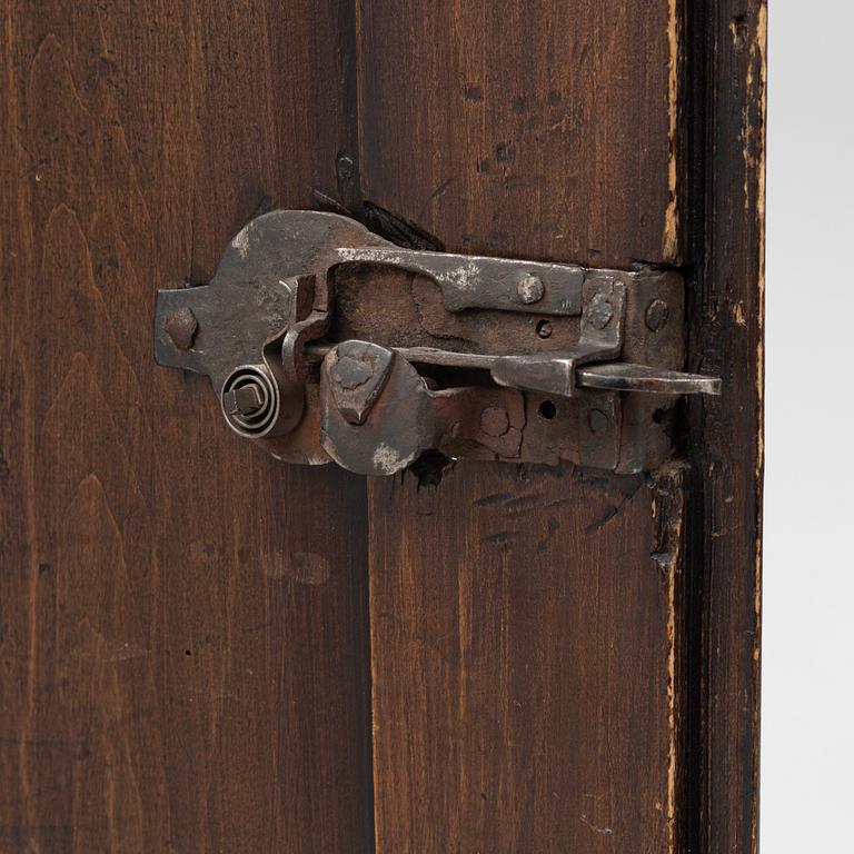 A Boroque corner cabinet, first half of the 18th Century.