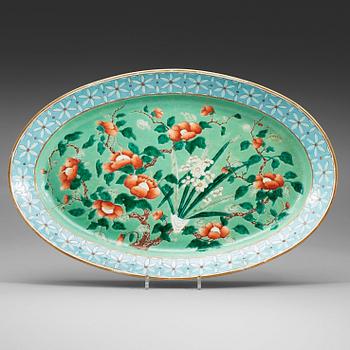 299. A large oval serving dish, Qing dynastin, 19th Century.