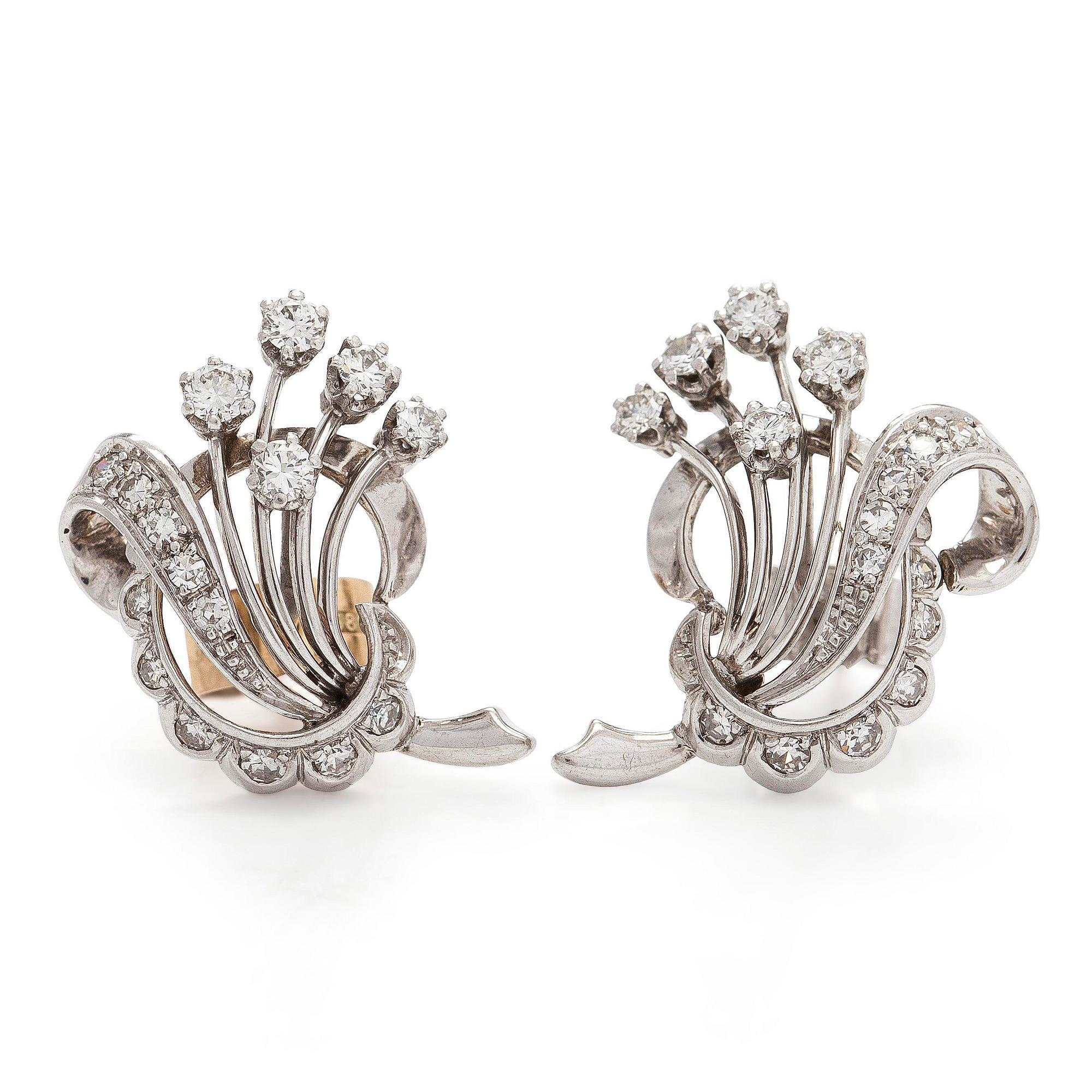 Örhängen, 18K vitguld med briljant- och åttkantslipade diamanter.