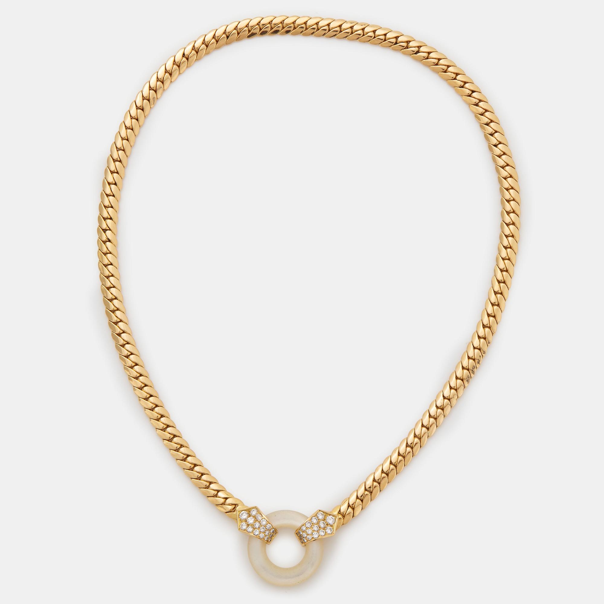 A Van Cleef et Arpels 18K gold and mother of pearl necklace set with round brilliant-cut diamonds.