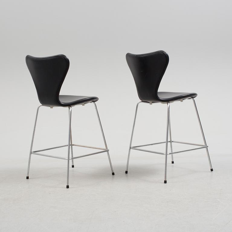 ARNE JACOBSEN, a pair of "Sjuan 3187" leather barstools, Fritz Hansen.