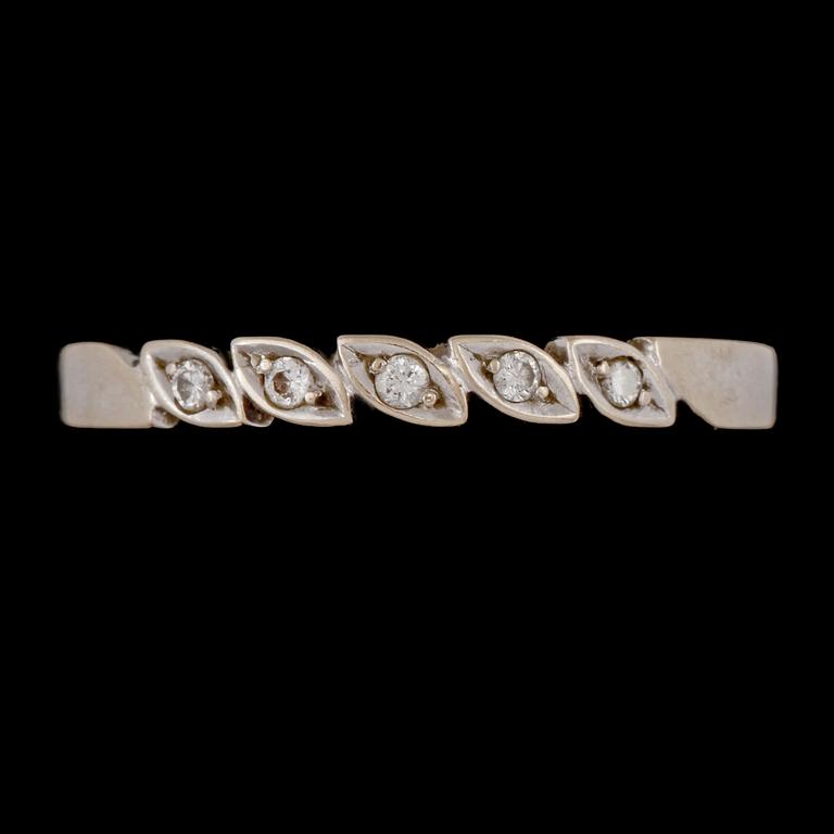 RINGAR, 2 st, 18k vitguld med briljant och åttkantslipade diamanter, bl a Stigbert för Engelbert 1976. Total vikt 7 g.