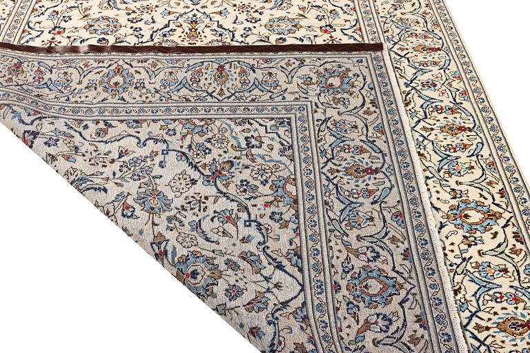 A Kashan carpet, c. 290 x 197 cm.