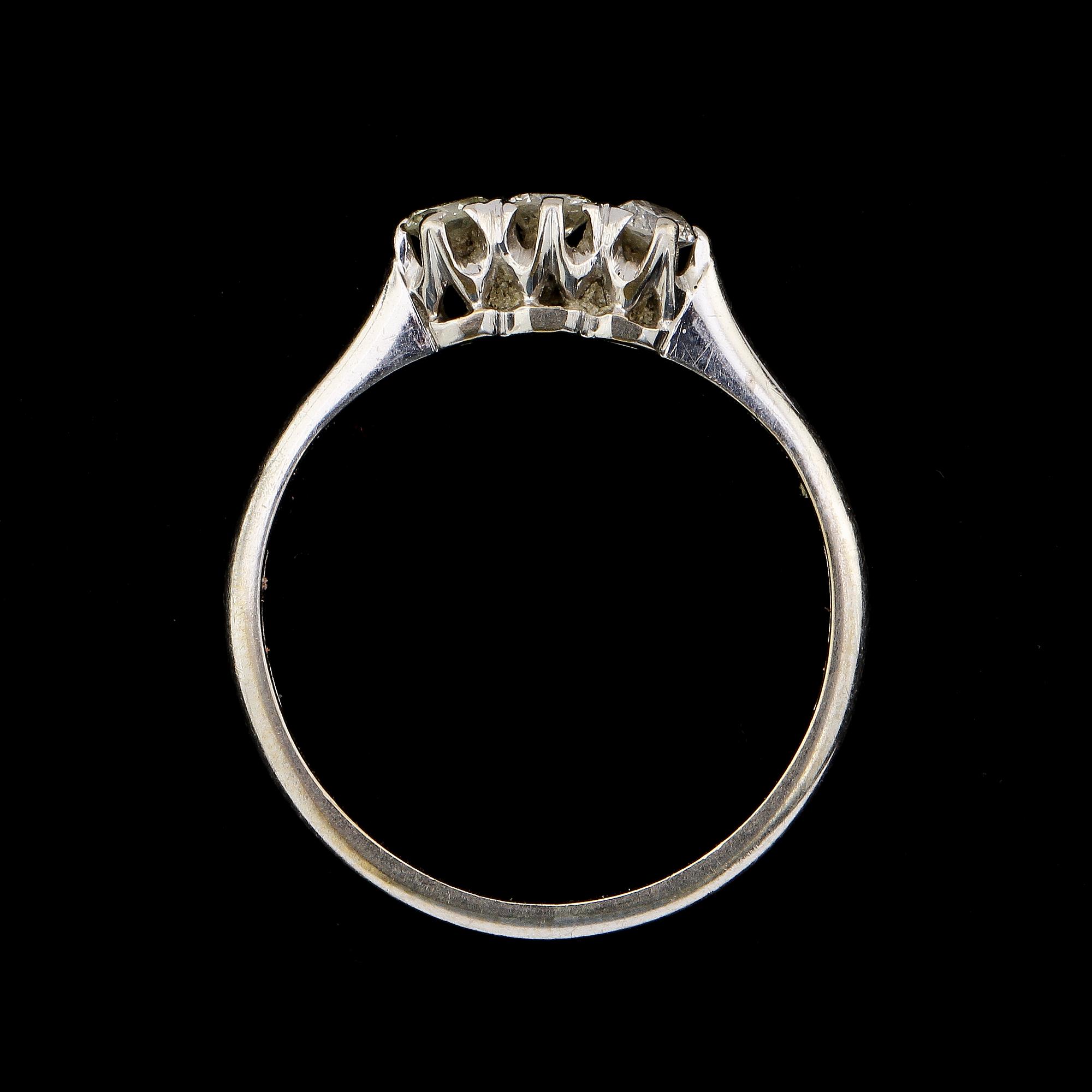RING, 18k vitguld med 3 briljantslipade diamanter, tot 0.25 ct, GD & Co Malmö, 1900-talets senare hälft.  Vikt 3 g.