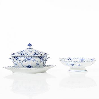 Royal Copenhagen service 49 pieces "Musselmalet", fully decorated in blue.
