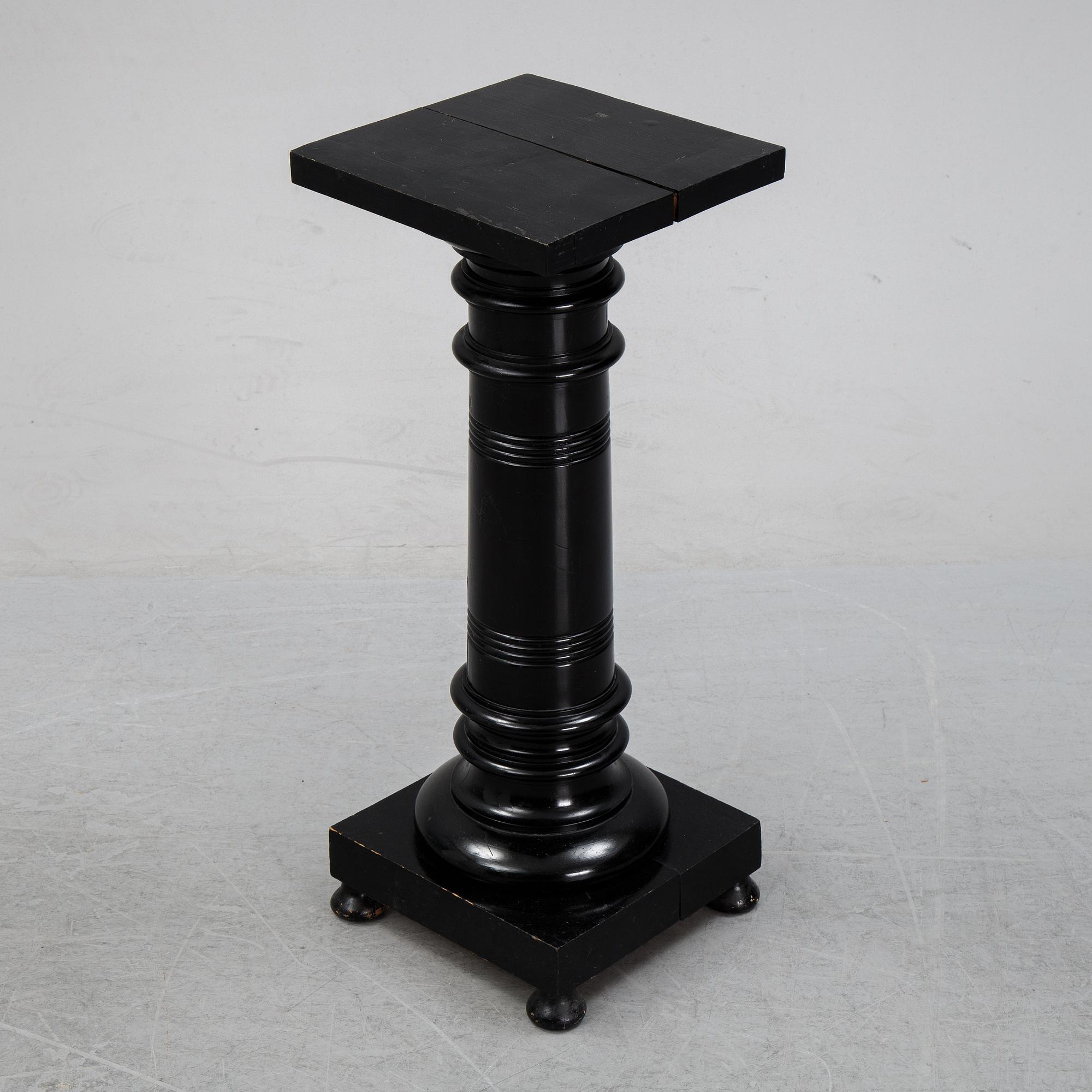 A painted pedestal, end of the 19th Century.