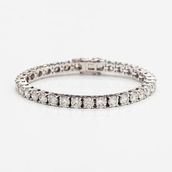 A 14K white gold tennis bracelet with diamonds ca. 13.70 ct in total. With certificate.