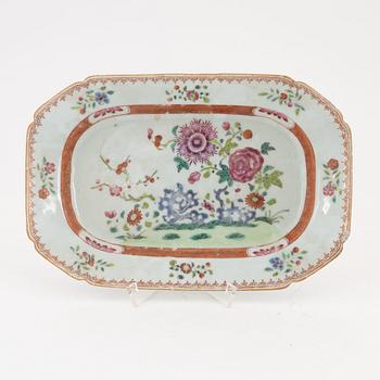 A pair of Chinese plates, a serving dish and a cream jug, Qing dynasty, 18th Century.