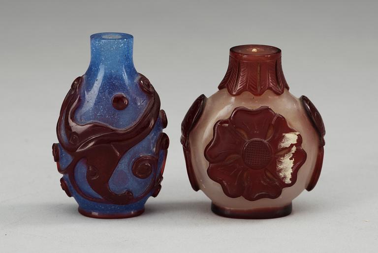 SNUSFLASKOR,  två stycken, pekingglas. Qing dynastin, 1800-tal.