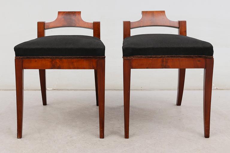TABURETTER, 1 par, Karl-Johan, 1800-talets mitt.