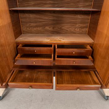 A 1950s Italien mahogany cabinet.