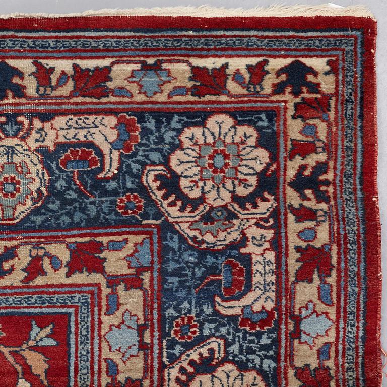 Matto, semi-antique Tabriz, ca 359-364 x 259 cm.