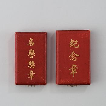 MEDALJER, emalj, förgyllt silver m.m. Kina, tidigt 1900-tal.