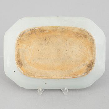 A blue and white porcelain serving dish, China, Qianlong (1736-95).