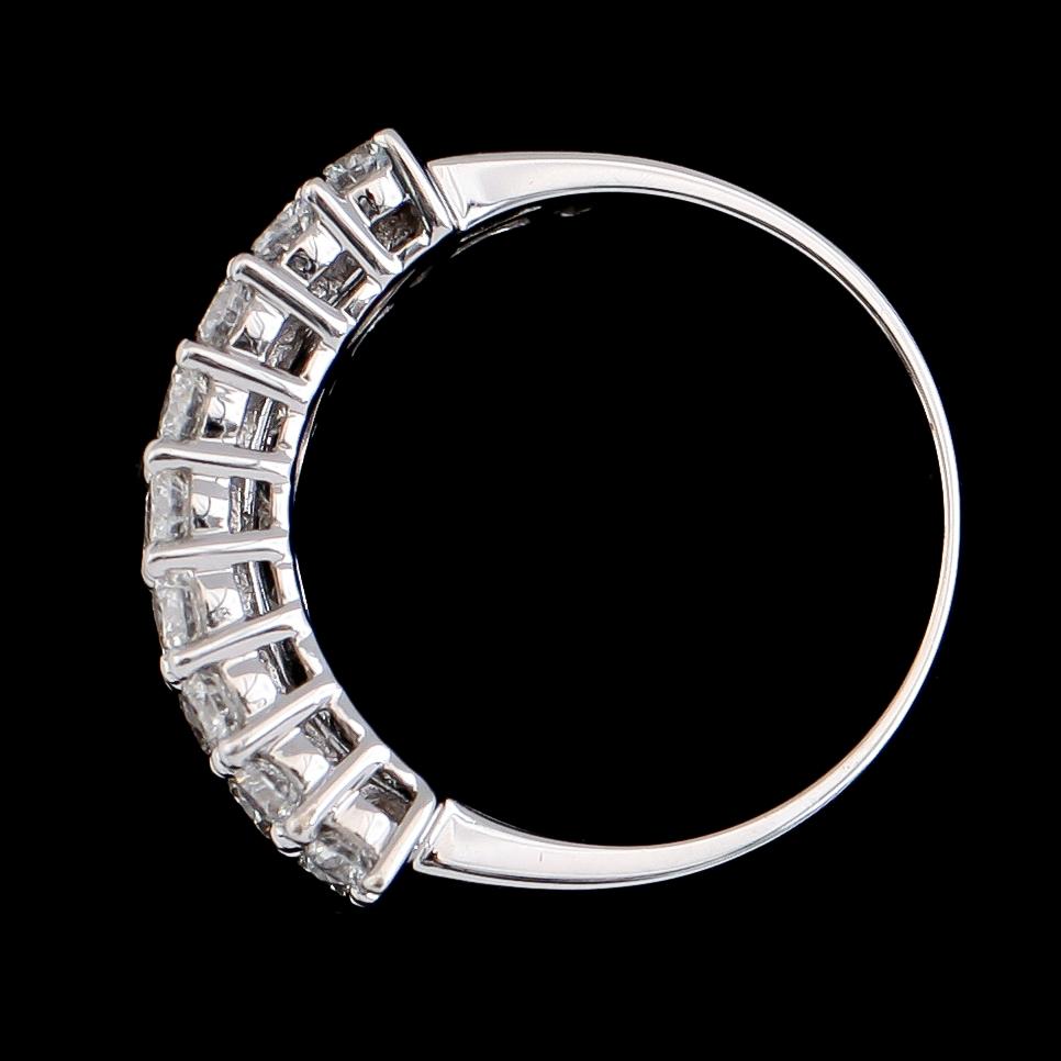 RING, 18K vitguld, diamanter tot ca 2.37 ct. Vikt ca 6 g.