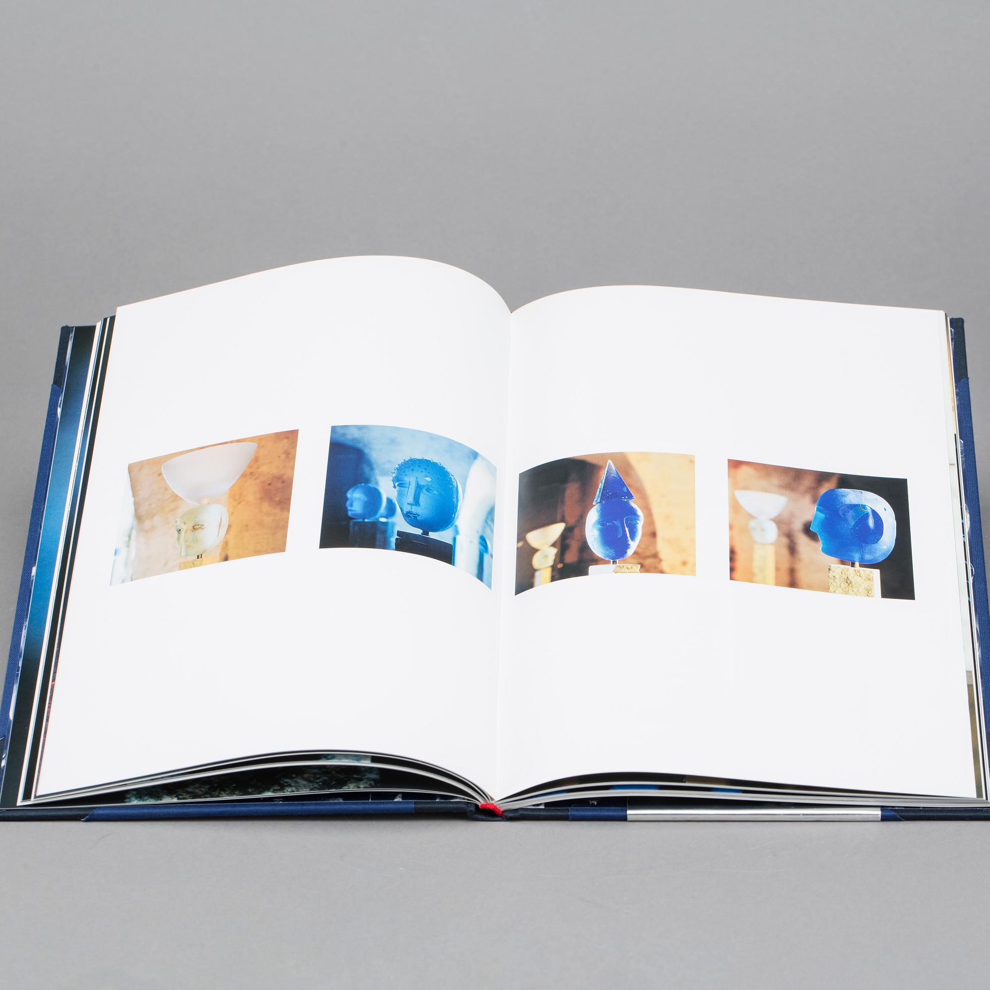 BERTIL VALLIEN, konstglas. "Huvud" signerad samt nr 7090002. Samt BOK "HUVUDBOK BERTIL VALLIEN".
