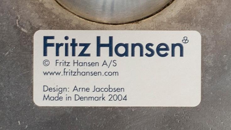 ARNE JACOBSEN, fåtölj, "Svanen", för Fritz Hansen Danmark, 2004.