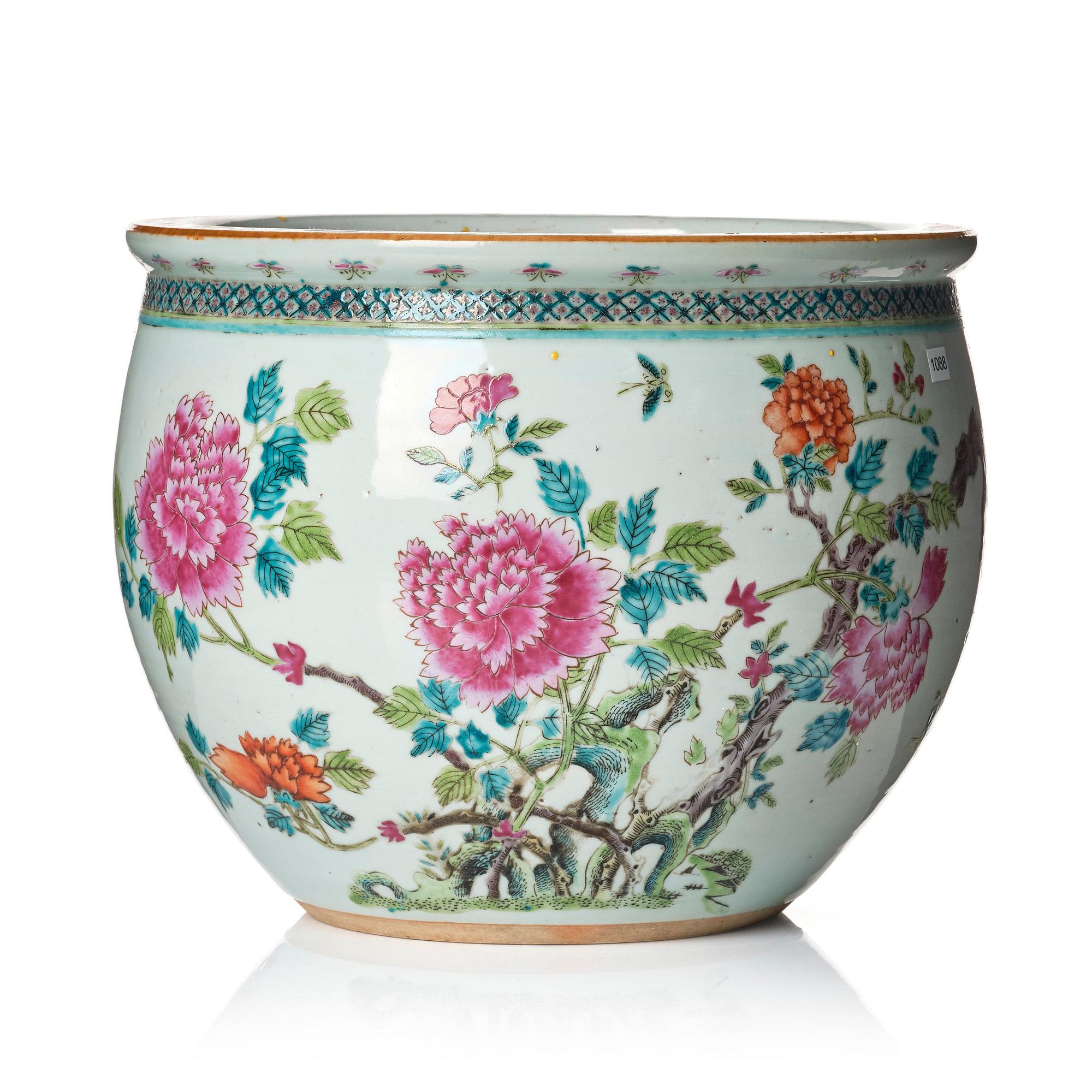 A famille rose flower pot, Qing dynasty, circa 1900.