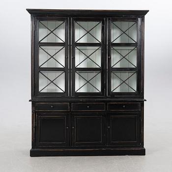 Vitrinskåp, 1900-talets första hälft.