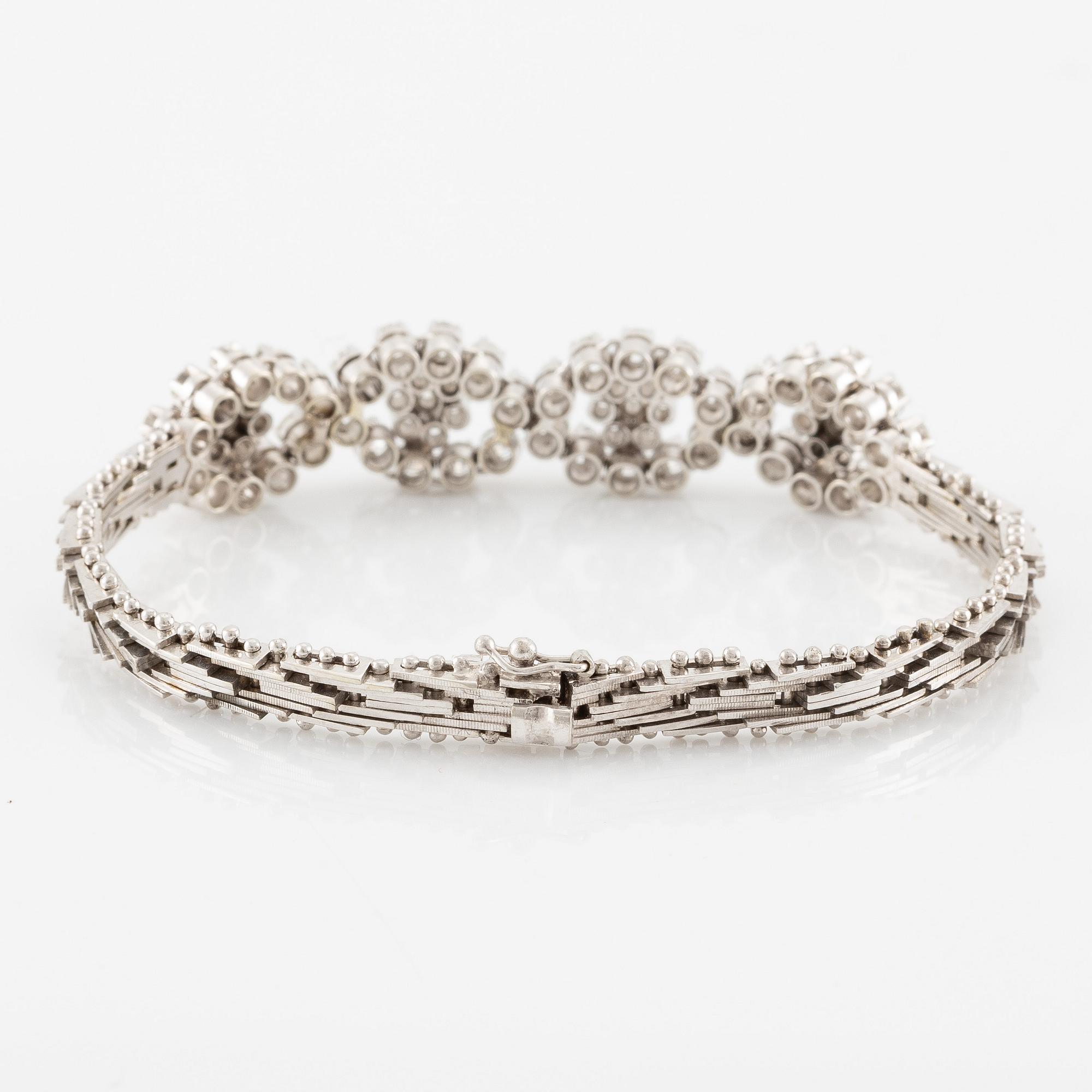 Armband 18K vitguld med briljantslipade diamanter i blomformation.
