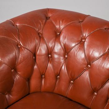 FÅTÖLJER, ett par, Chesterfield-modell, Norell Möbler, 1900-talets fjärde kvartal.