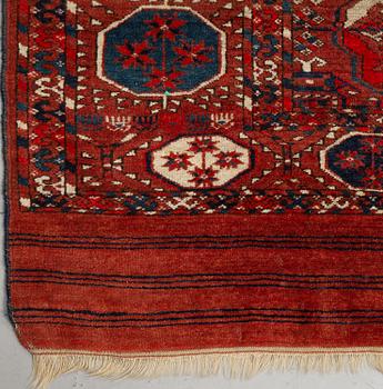 Matto, an antique Tekke main carpet, ca 287-293,5 x 207-219,5 cm (as well as 1 cm flat weave at the ends).