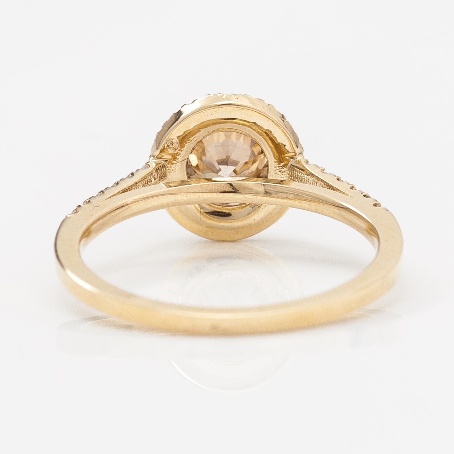 A 14K gold ring with diamonds ca. 1.02 ct in total. AIG certificate.