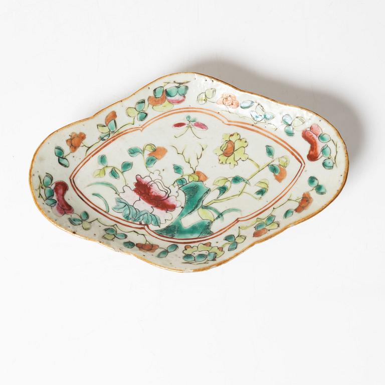 Three Chinese famille rose porcelain dishes, late Qing dynasty / around 1900.